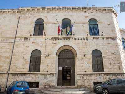 ...introdotto da una piccola scalinata circolare